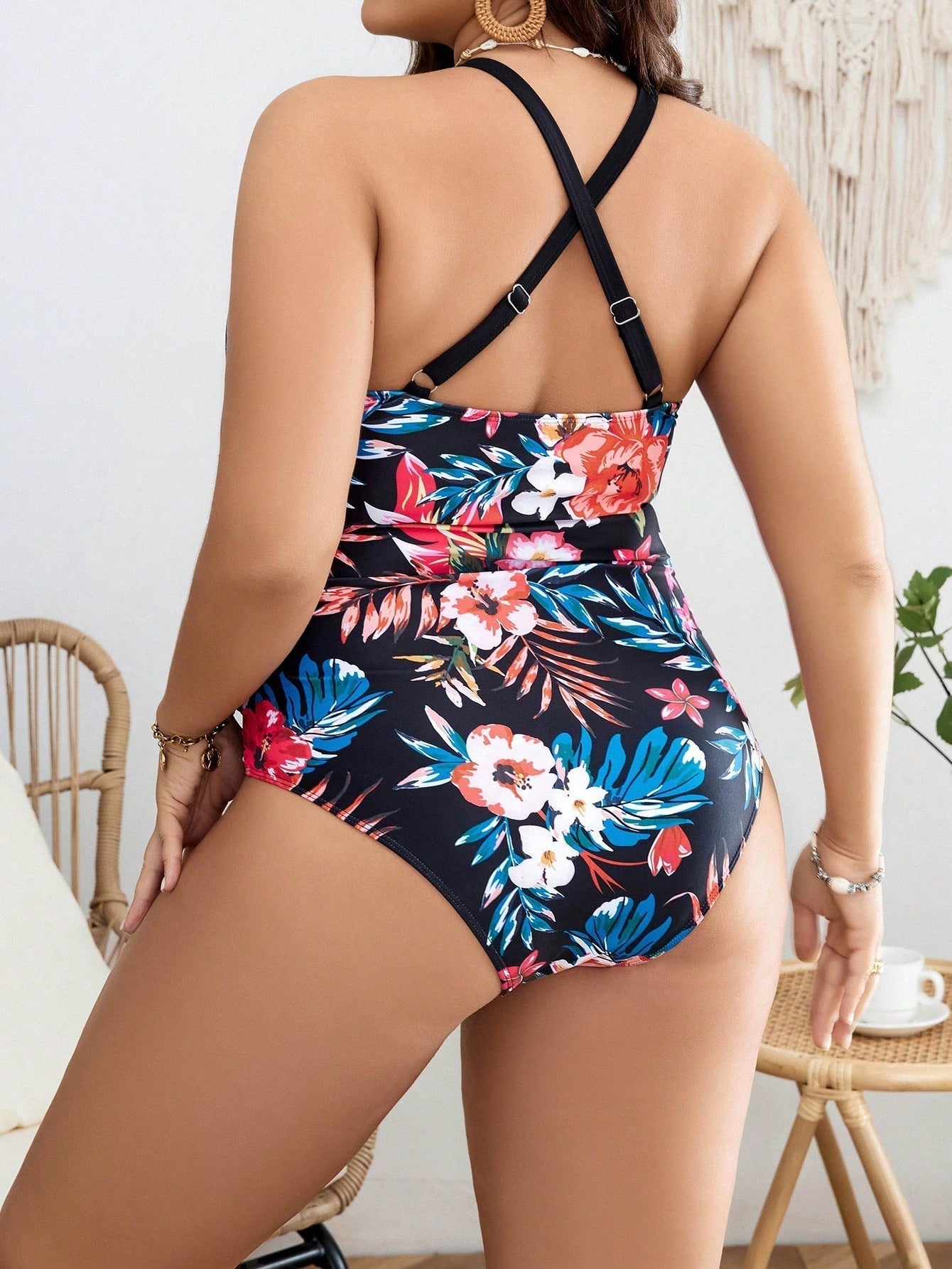 Amandine - Maillot De Bain Noir À Col En V Avec Imprimé Floral Élégant