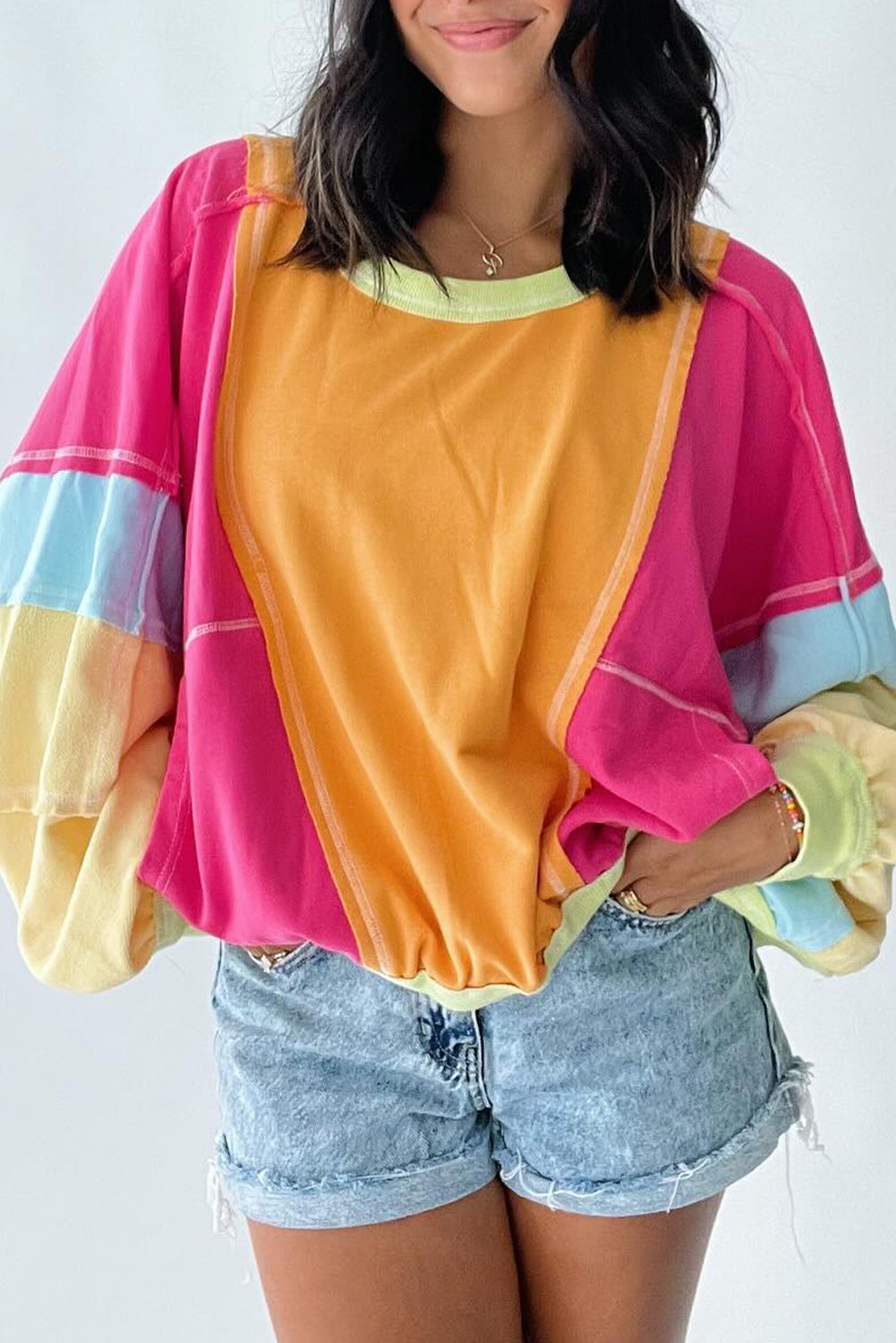 Anaïs – Pull colorblock rose grande taille avec patchwork et finitions apparentes