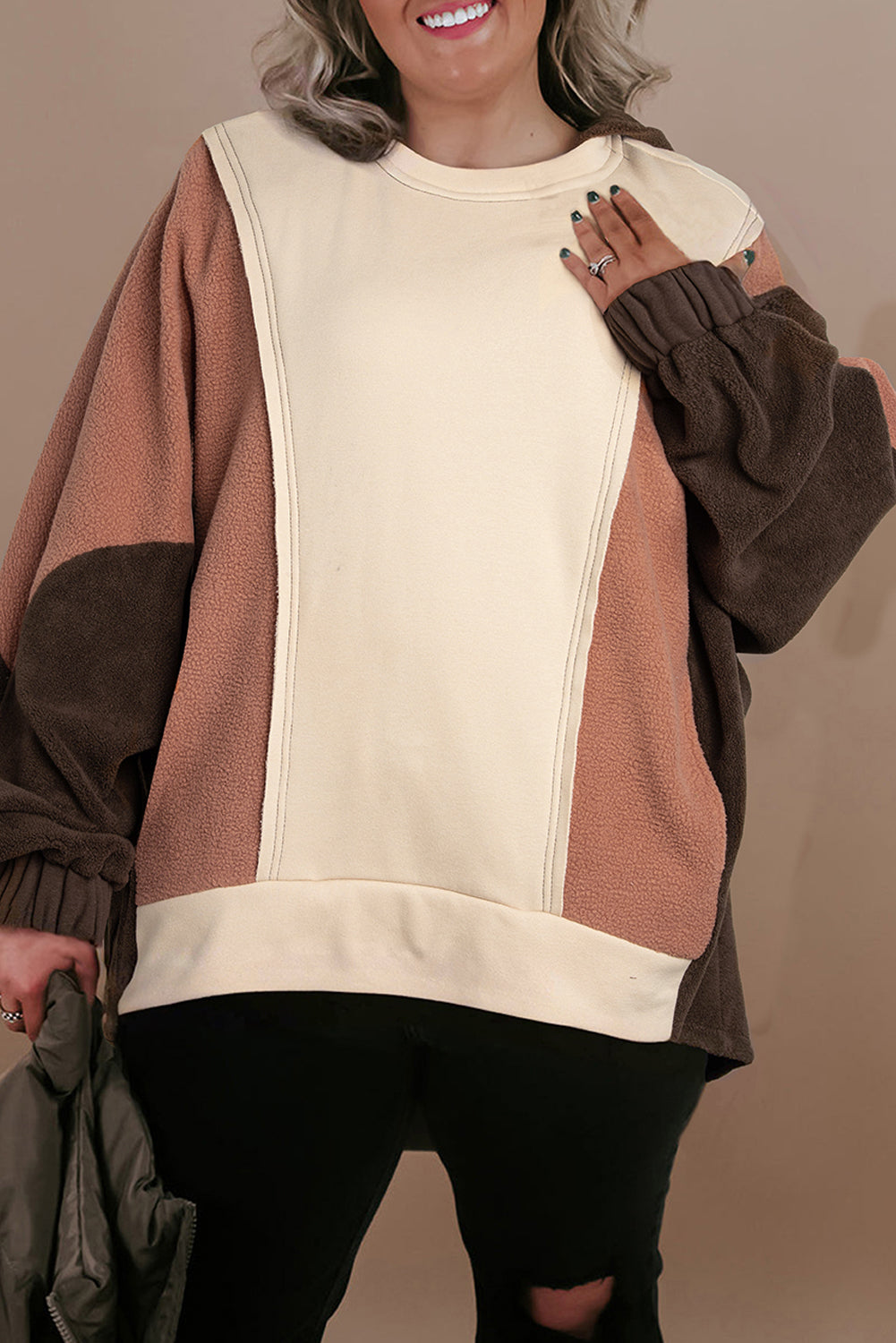 Clara – Hoodie marron oversize avec blocs de couleurs et coutures contrastées