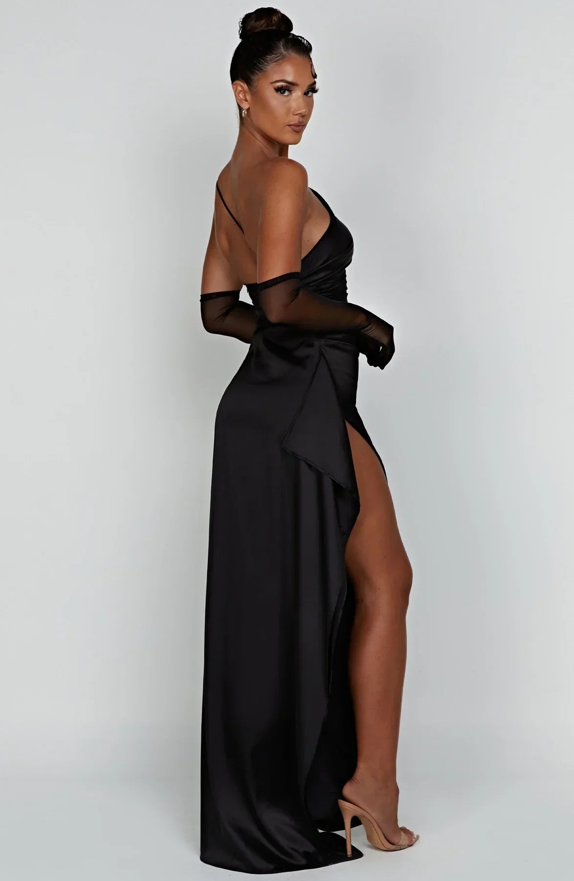 Auriane - Robe Satinée Plissée Avec Fente Et Épaule Asymétrique
