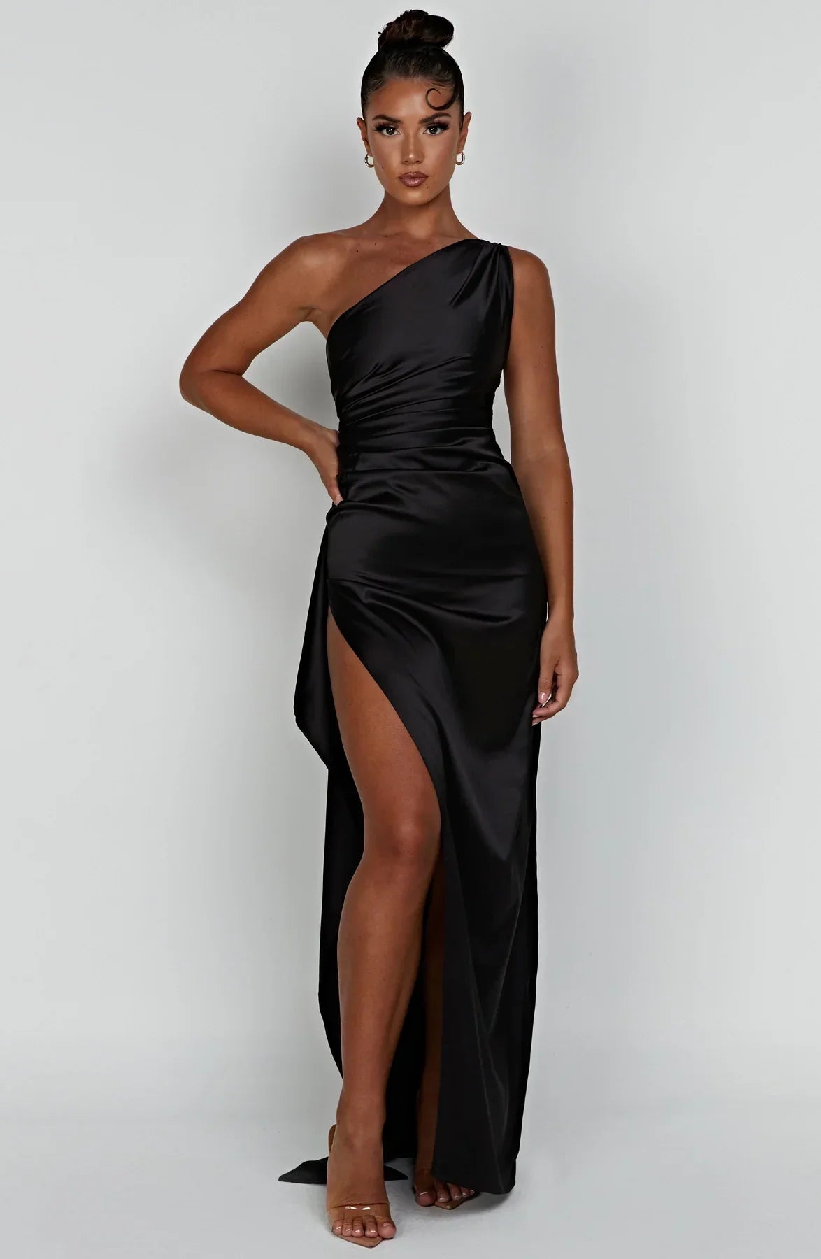 Auriane - Robe Satinée Plissée Avec Fente Et Épaule Asymétrique