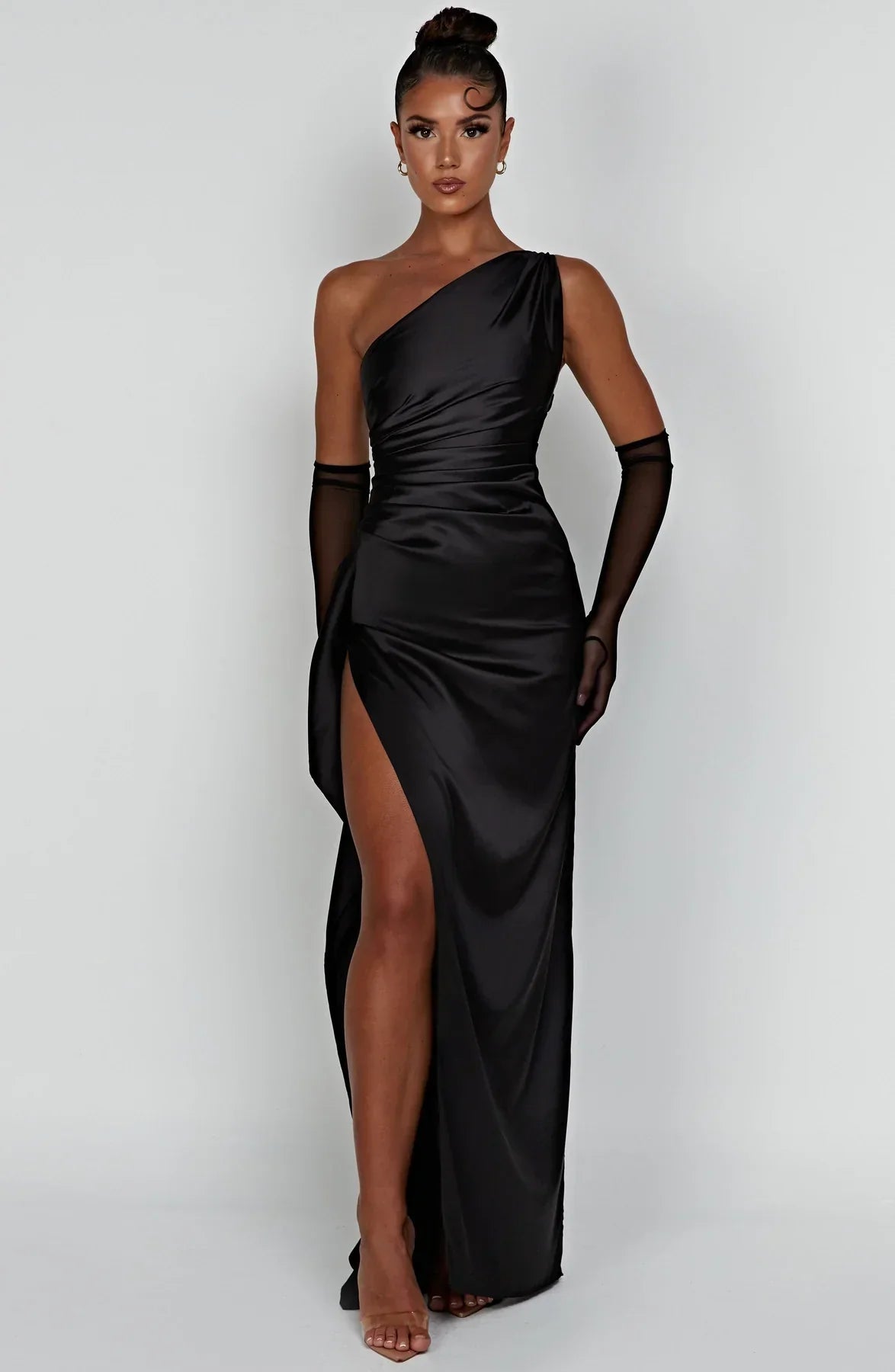 Auriane - Robe Satinée Plissée Avec Fente Et Épaule Asymétrique