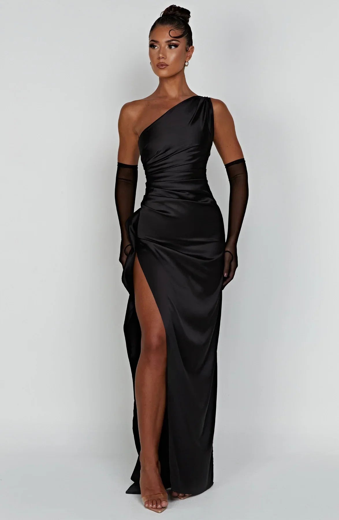 Auriane - Robe Satinée Plissée Avec Fente Et Épaule Asymétrique