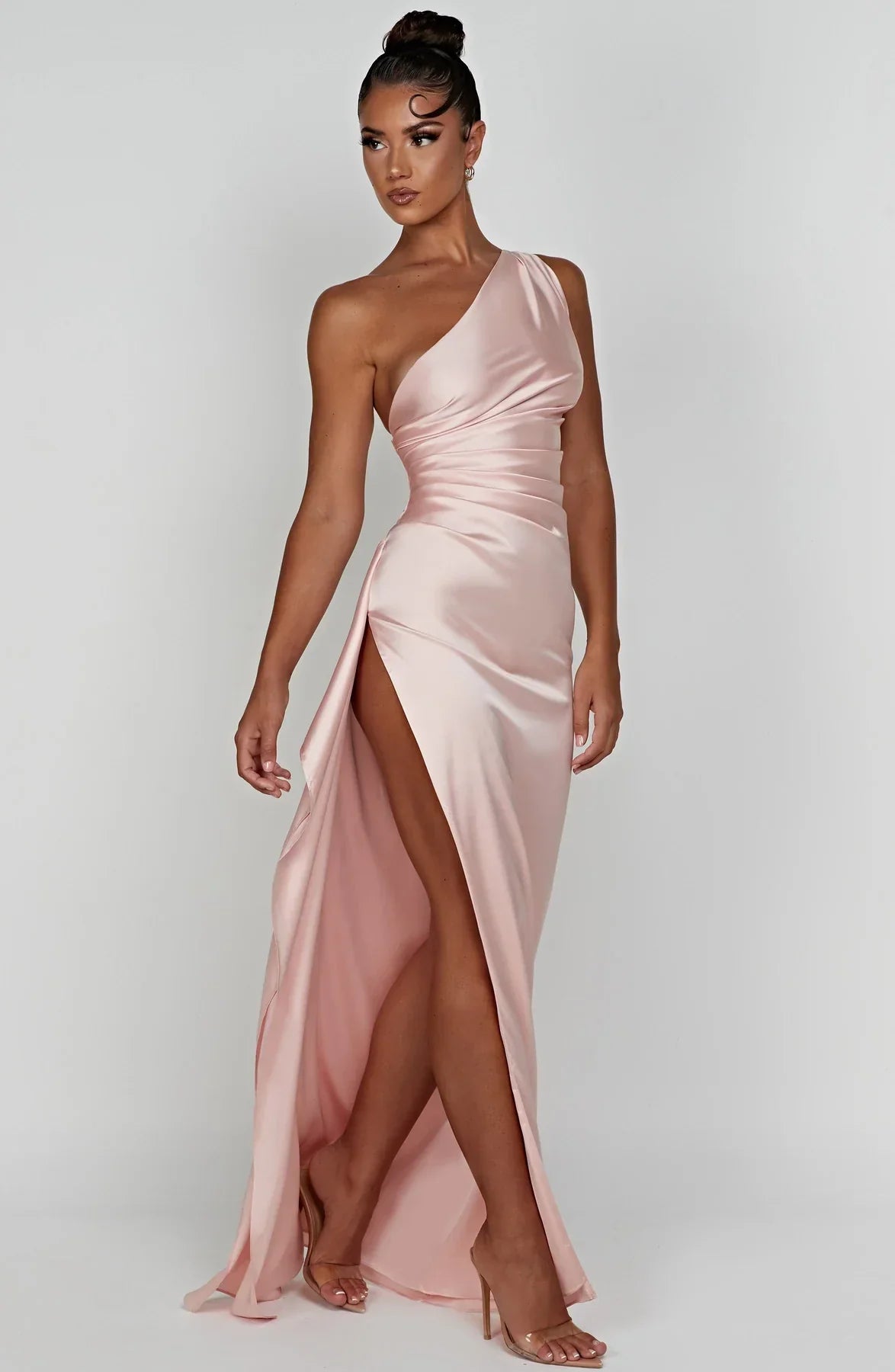 Auriane - Robe Satinée Plissée Avec Fente Et Épaule Asymétrique