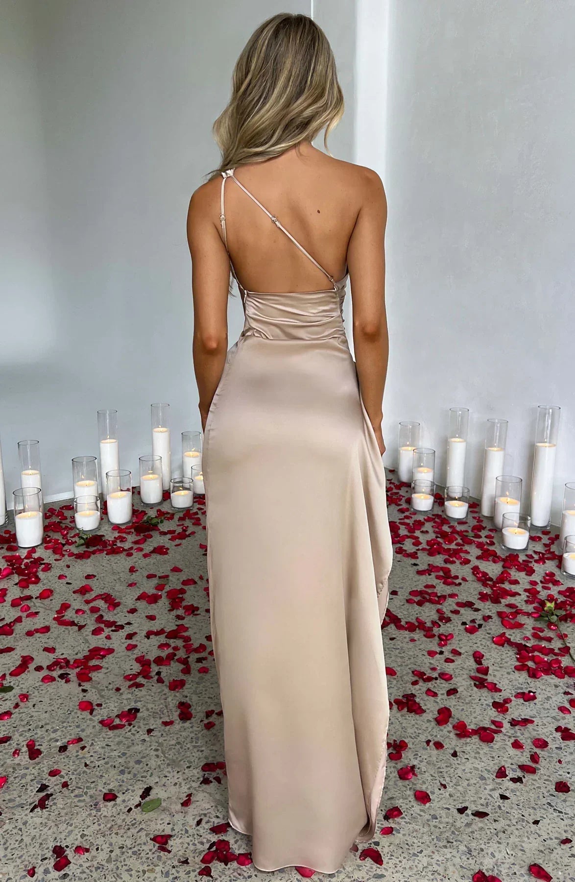 Auriane - Robe Satinée Plissée Avec Fente Et Épaule Asymétrique