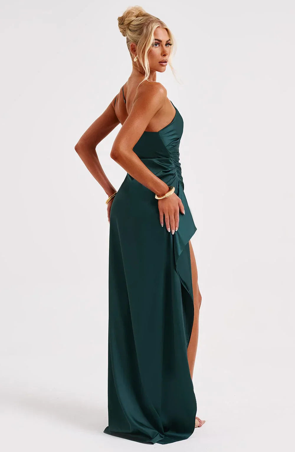 Auriane - Robe Satinée Plissée Avec Fente Et Épaule Asymétrique