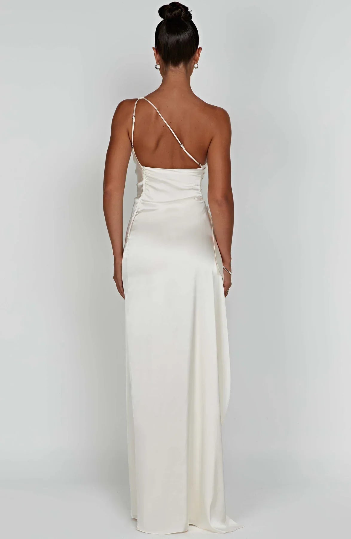 Auriane - Robe Satinée Plissée Avec Fente Et Épaule Asymétrique