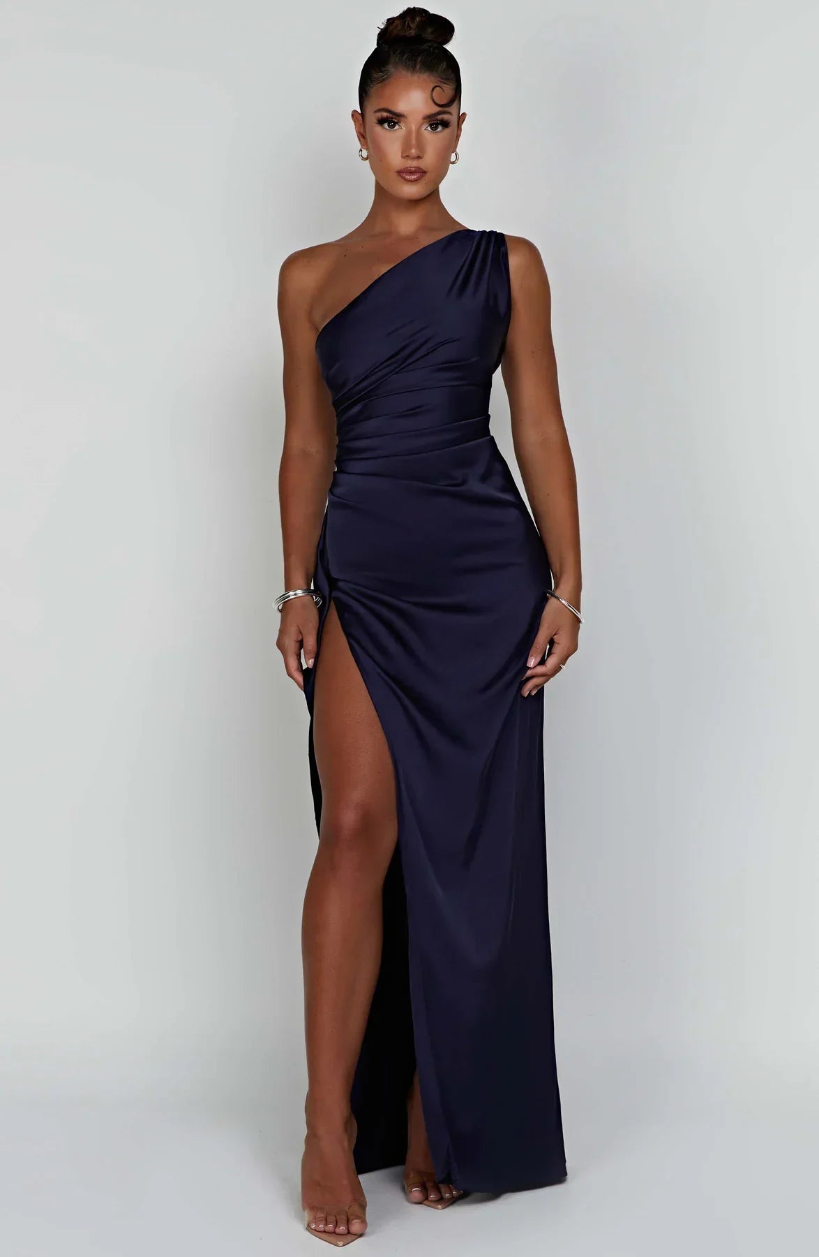 Auriane - Robe Satinée Plissée Avec Fente Et Épaule Asymétrique
