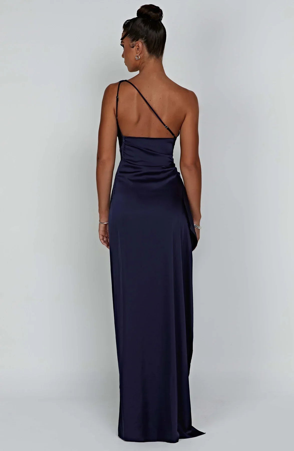 Auriane - Robe Satinée Plissée Avec Fente Et Épaule Asymétrique