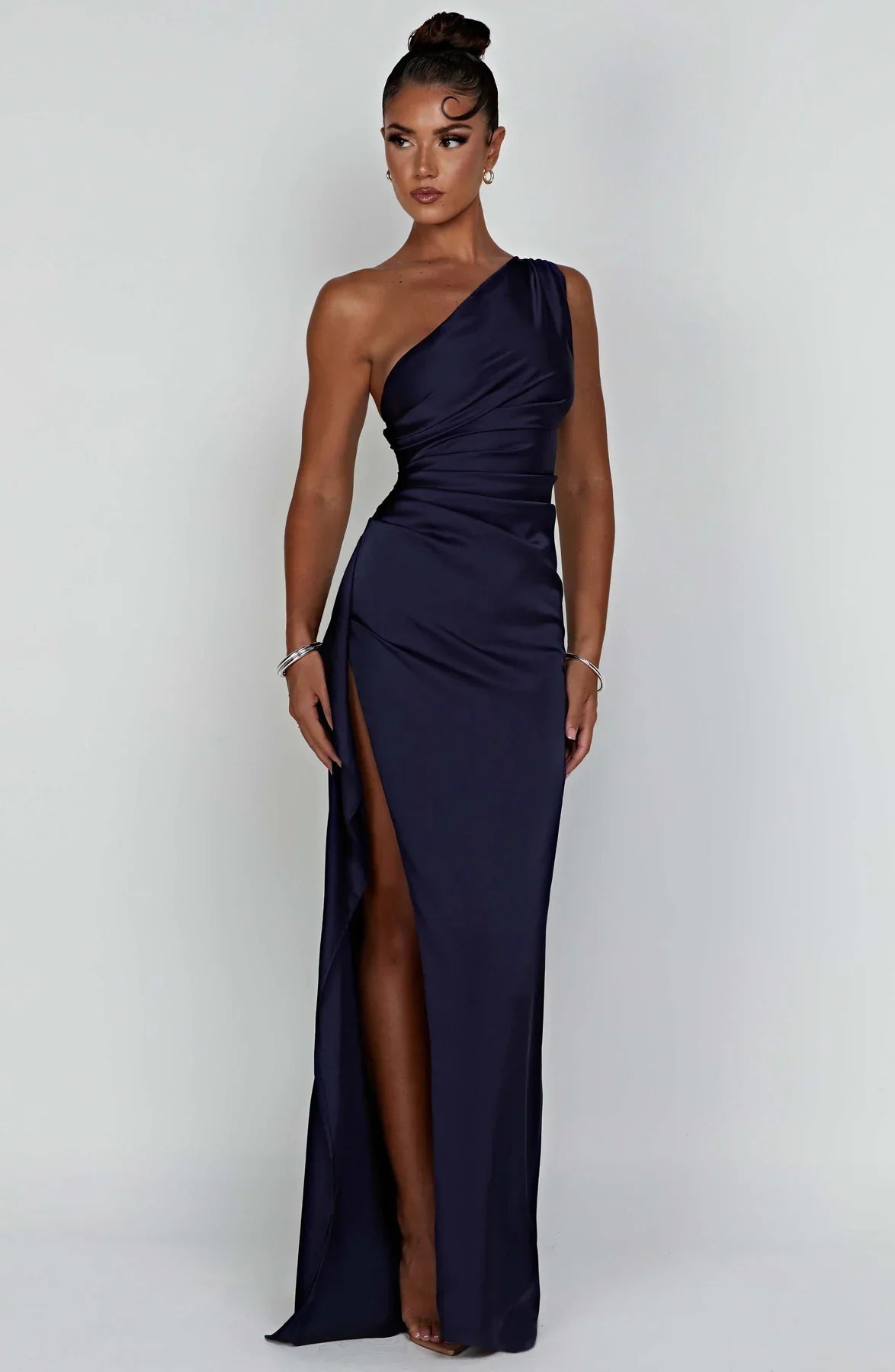 Auriane - Robe Satinée Plissée Avec Fente Et Épaule Asymétrique