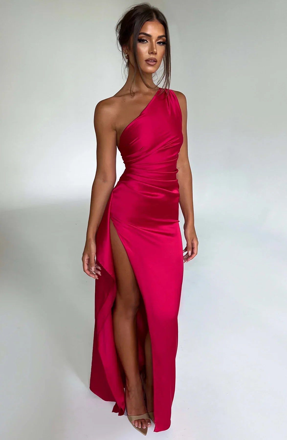 Auriane - Robe Satinée Plissée Avec Fente Et Épaule Asymétrique