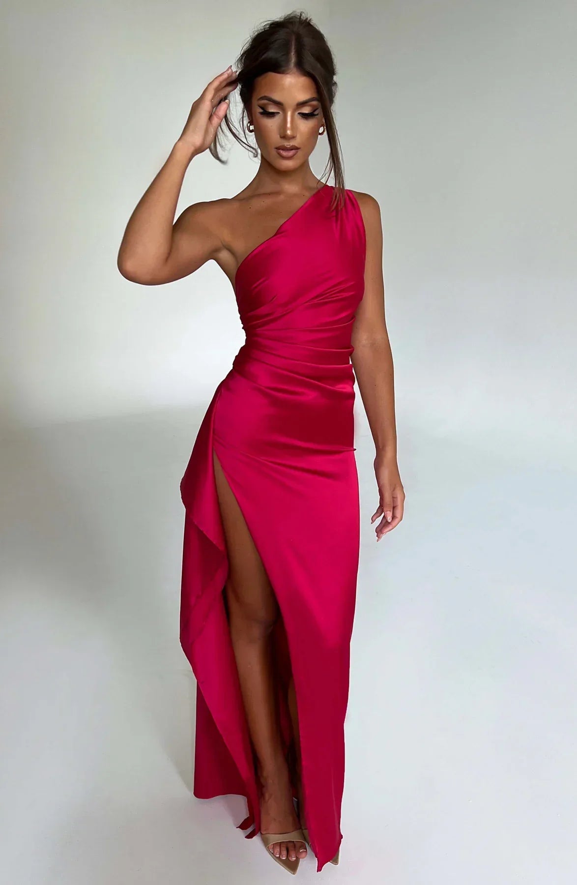 Auriane - Robe Satinée Plissée Avec Fente Et Épaule Asymétrique