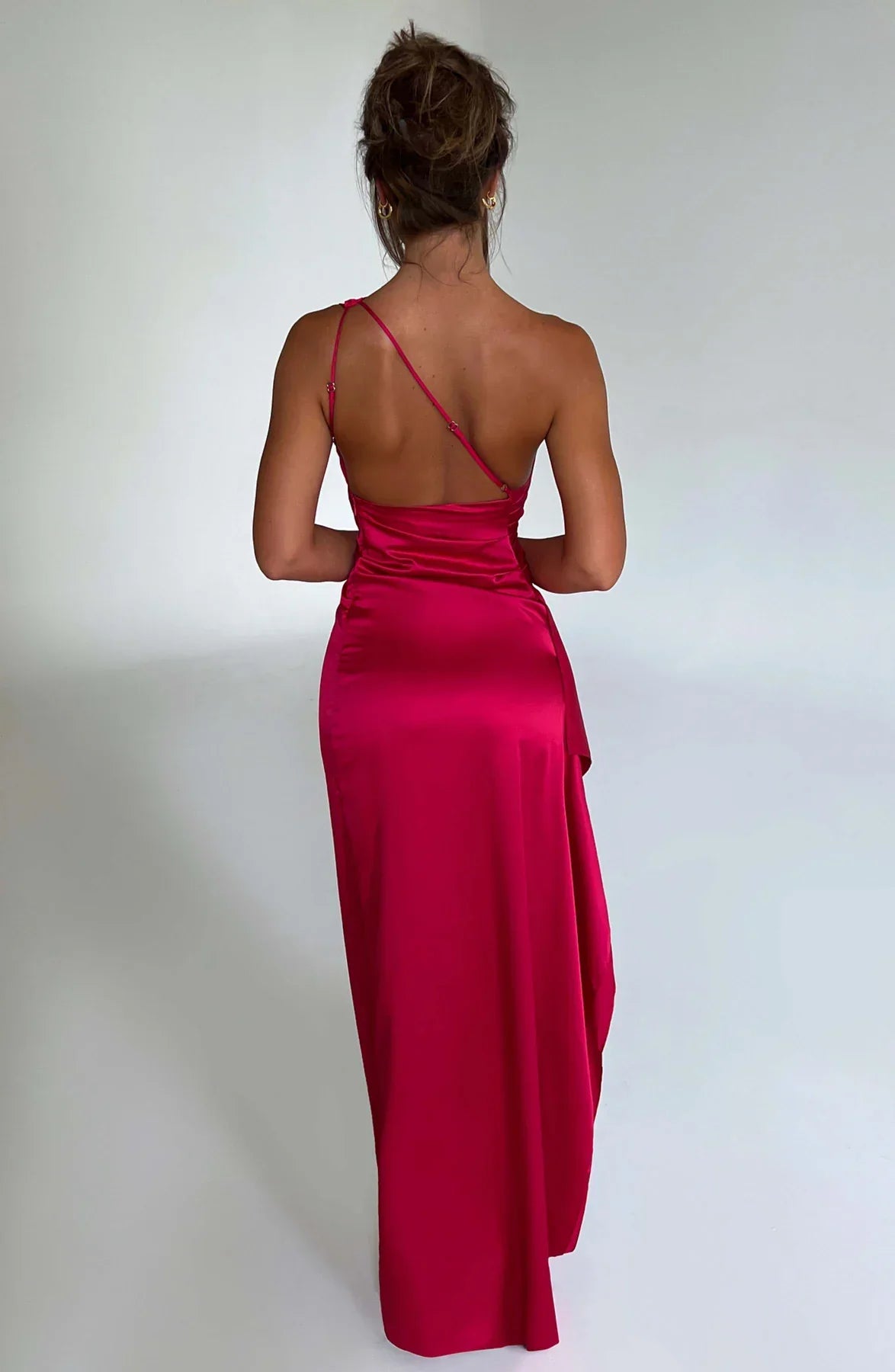 Auriane - Robe Satinée Plissée Avec Fente Et Épaule Asymétrique