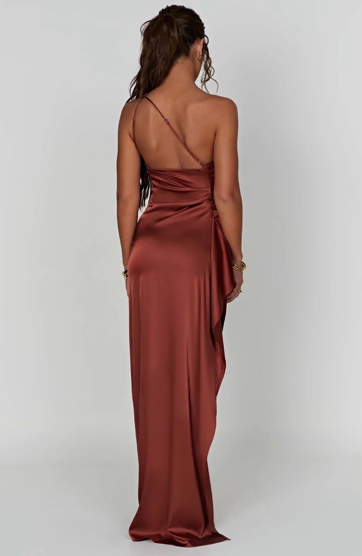 Auriane - Robe Satinée Plissée Avec Fente Et Épaule Asymétrique