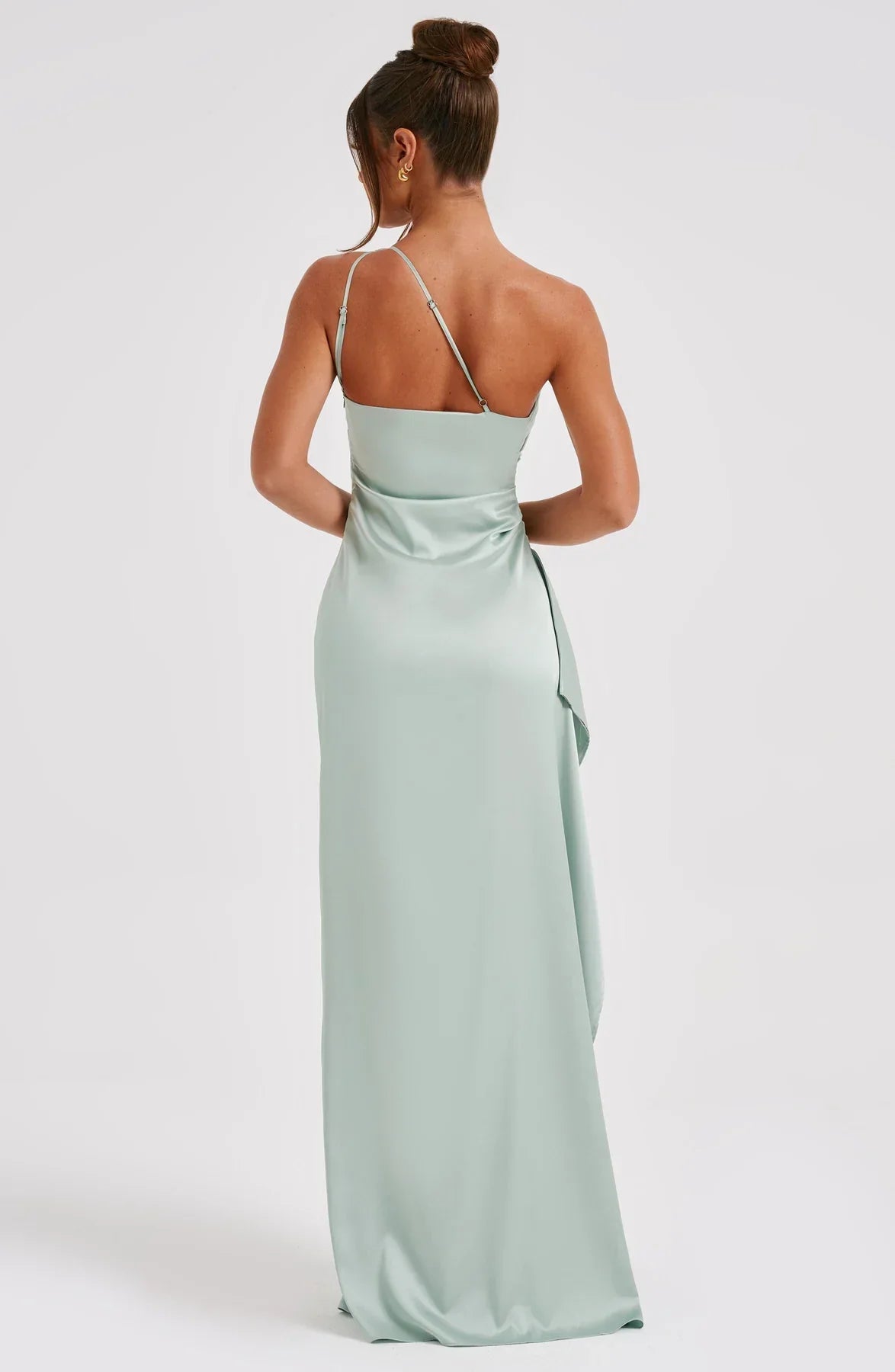 Auriane - Robe Satinée Plissée Avec Fente Et Épaule Asymétrique