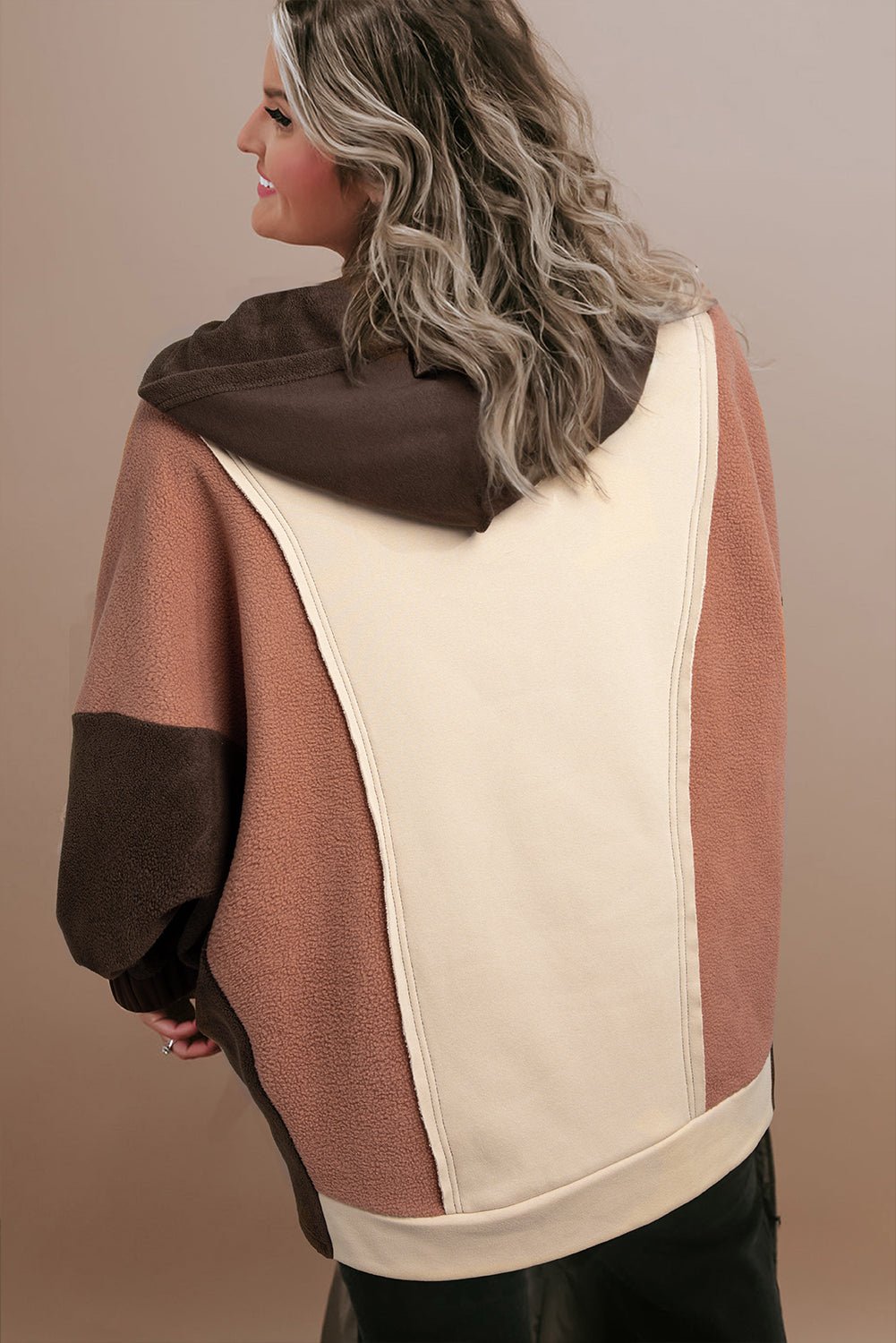 Clara – Hoodie marron oversize avec blocs de couleurs et coutures contrastées